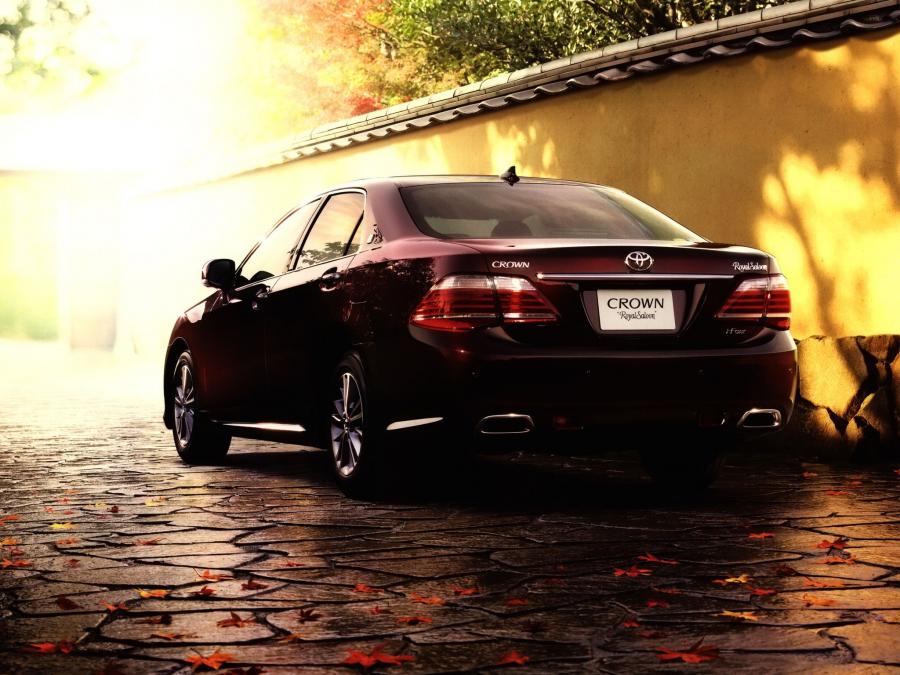  Toyota Crown Royal Saloon 2010 года  (фото 3 из 8)